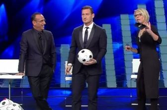 Totti show al festival, cambia scaletta e sfotte la Lazio