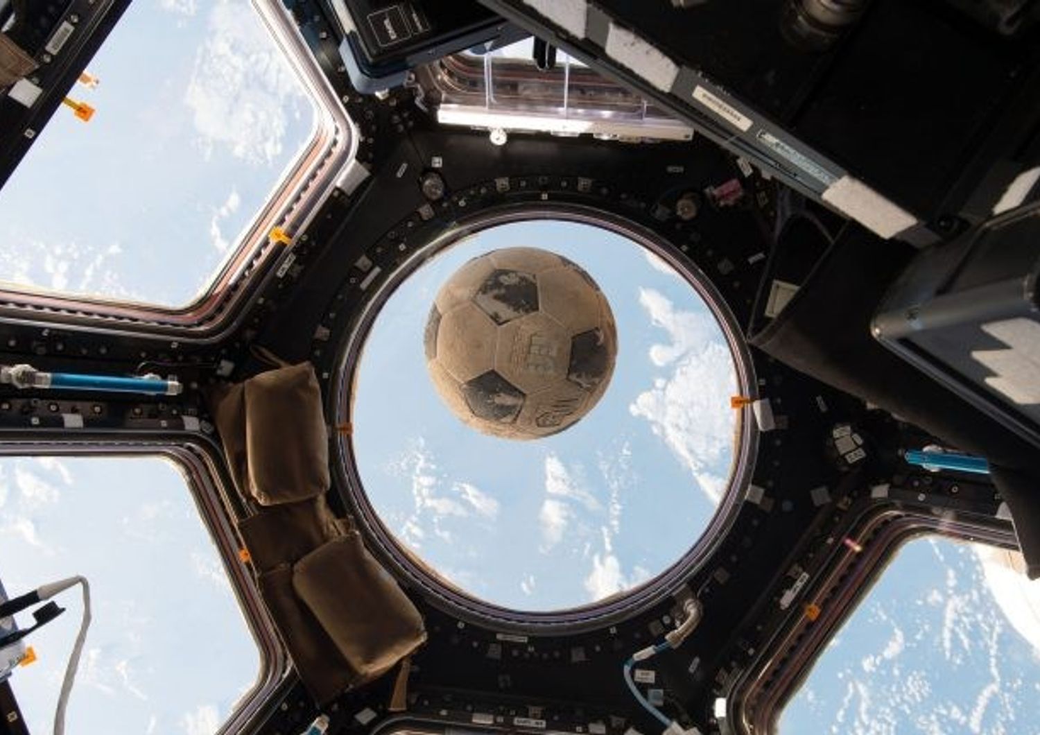 Storia di un pallone da calcio ritrovato nello spazio