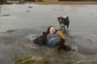 &nbsp;Ragazza che cade in un fiume