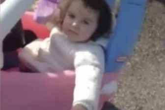 &nbsp;La bimba fa un incidente con l&rsquo;auto giocattolo, il padre poliziotto la ferma