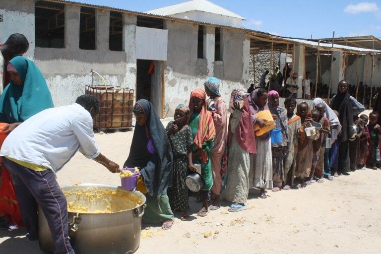 &nbsp;Somalia - donne e bambini in fila per un pasto