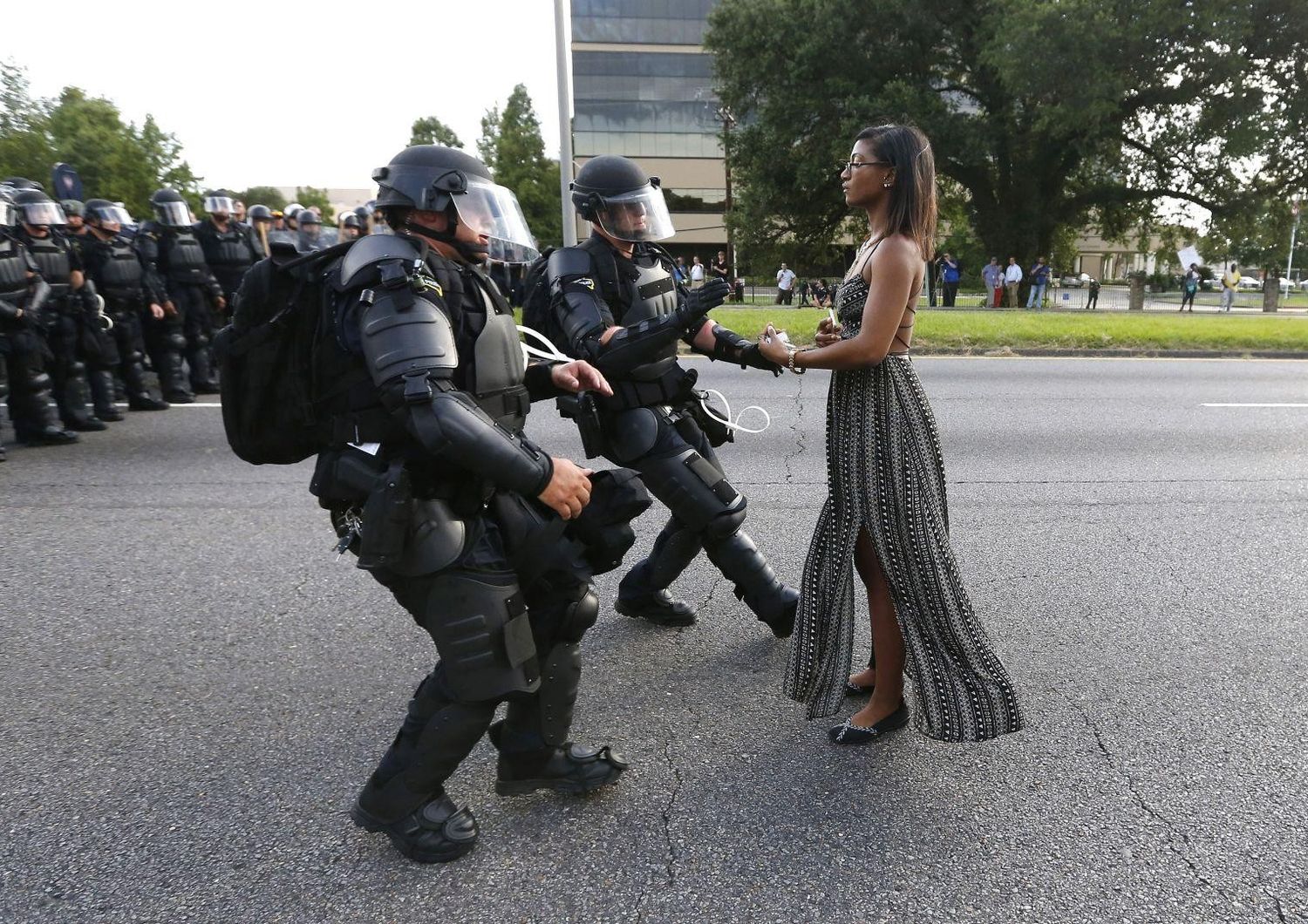 Ieshia Evans, &ldquo;la ragazza in prendisole&rdquo; simbolo delle proteste Black Lives Matter: piccole storie per raccontare la Storia&nbsp;