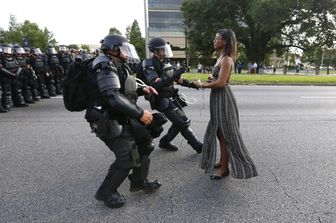 Ieshia Evans, &ldquo;la ragazza in prendisole&rdquo; simbolo delle proteste Black Lives Matter: piccole storie per raccontare la Storia&nbsp;