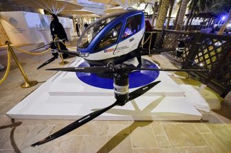 A Dubai hanno provato il prototipo cinese di un veicolo autonomo capace correre 100 Km in un'ora ad un'altitudine di 300 m (afp)&nbsp;