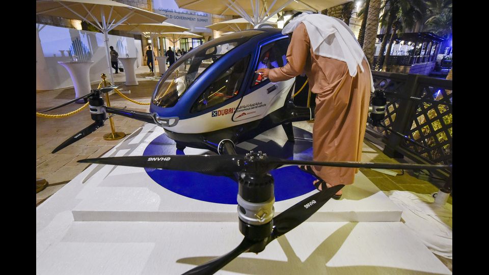 A Dubai hanno provato il prototipo cinese di un veicolo autonomo capace correre 100 Km in un'ora ad un'altitudine di 300 m (afp)&nbsp;