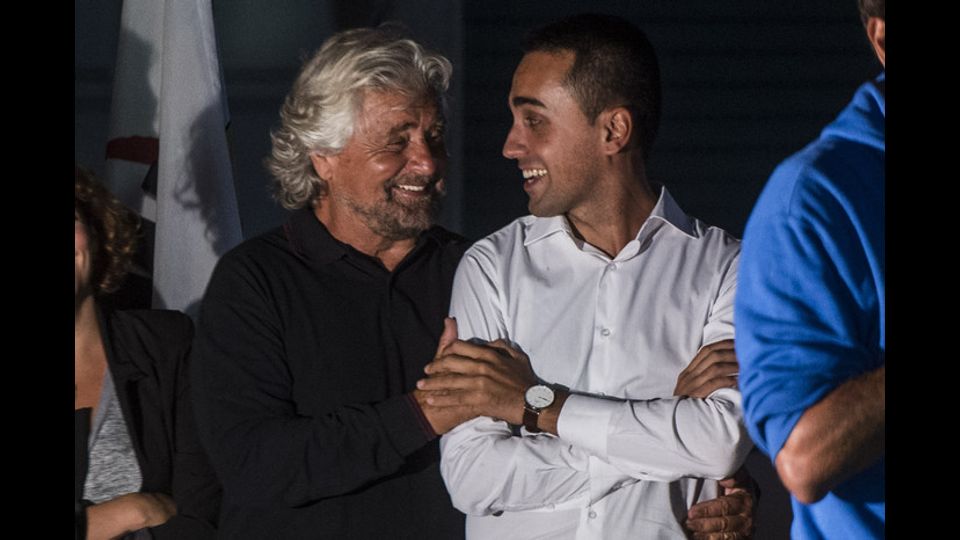 Sono otto i candidati a Presidente del Consiglio in casa M5S. I nomi sono stati pubblicati sul blog di Beppe Grillo nel tardo pomeriggio, dopo che, oggi alle dodici, &egrave; scaduto il termine per la presentazione delle proposte. Il nome pi&ugrave; noto &egrave; quello di Luigi Di Maio, vicepresidente della Camera, ed unico 'big' in corsa. Ma nella sfida c'&egrave; anche la senatrice Elena Fattori, che precisa: &quot;&Egrave; la mia messa a disposizione del Movimento, anche se ho immensa stima di Luigi Di Maio. Per candidarsi - prosegue Fattori - ci vuole sempre coraggio, cuore, passione, grande impegno. Io ho voluto metterci la faccia, come hanno fatto Luigi Di Maio e gli altri. Chi &egrave; nel Movimento 5 Stelle non usa queste votazioni per 'pesarsi' e organizzarsi in correnti interne, come fanno gli altri partiti. Semplicemente chi se l'&egrave; sentita lo ha fatto&quot;.Gli altri sei a scendere in campo sono volti meno noti alla politica, ma impegnati nel Movimento 5 Stelle, anche se con esperienze diverse: Vincenzo Cicchetti, candidato sindaco di Riccione; Andrea Davide Frallicciardi, perito elettronico, ex consigliere comunale di Figline Valdarno, in provincia di Firenze; Domenico Ispirato, ex consigliere circoscrizionale a Verona; Gianmarco Novi, consigliere comunale a Monza; Nadia Piseddu, candidata a sindaco di Vignola; Marco Zordan, 43 anni, artigiano di Arzignano, di cui non &egrave; riportata l'esperienza politica. La lista &egrave; provvisoria spiega il blog e sar&agrave; sottoposta alla valutazione delle rete cui spetta la decisione finale.&nbsp;