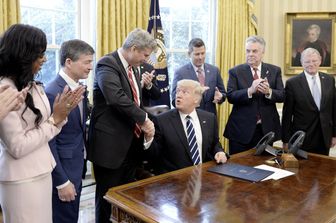 &nbsp;Trump con il suo staff (Afp)