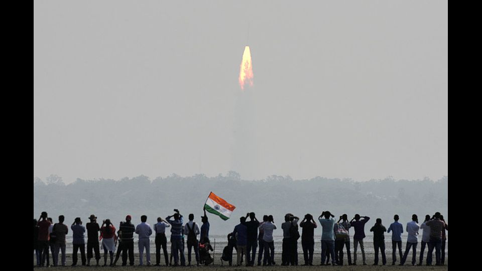 L'India ha stabilito un nuovo record nel settore spaziale, mandando in orbita 104 satelliti, tutti con un unico razzo. I nanosatelliti appartengono ad aziende di diversi Paesi, tra cui Stati Uniti, Emirati arabi uniti, Israele, Paesi Bassi e Kazakistan.&nbsp;(Afp)&nbsp;