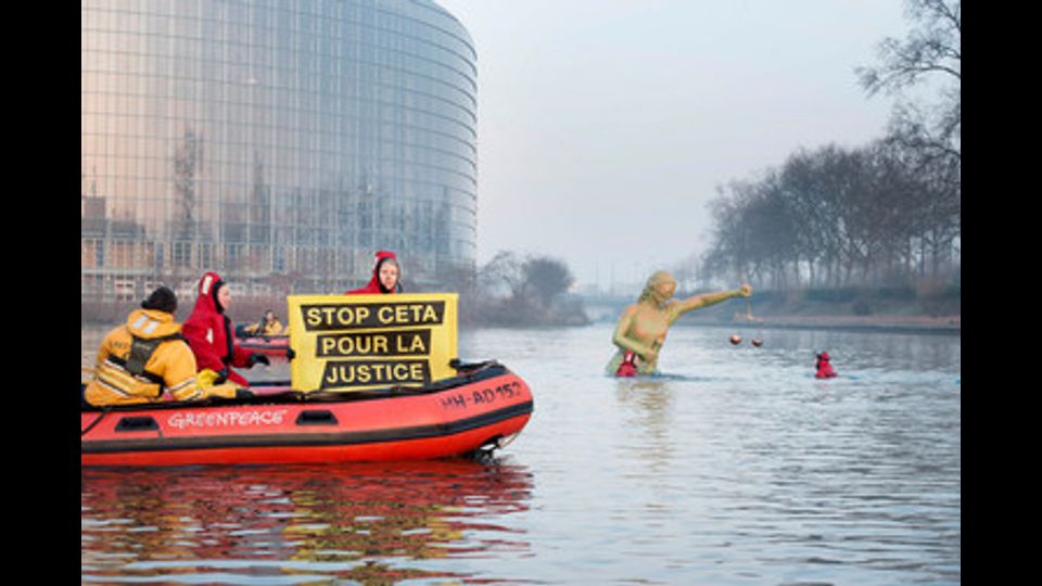 &nbsp;Undici attivisti di Greenpeace sono entrati nelle acque che circondano il Parlamento Europeo a Strasburgo, dove hanno mantenuto a galla una statua raffigurante la Giustizia per denunciare la pericolosit&agrave; del CETA, l&rsquo;accordo di libero scambio tra Canada e Ue per il quale sono chiamati a votare oggi i parlamentari europei.&nbsp;Gli attivisti immersi in acqua, supportati da altri attivisti a bordo di tre gommoni, hanno aperto uno striscione con la scritta &ldquo;Affondate il CETA, non la Giustizia&rdquo;, chiedendo ai parlamentari europei di rigettare l&rsquo;accordo.
