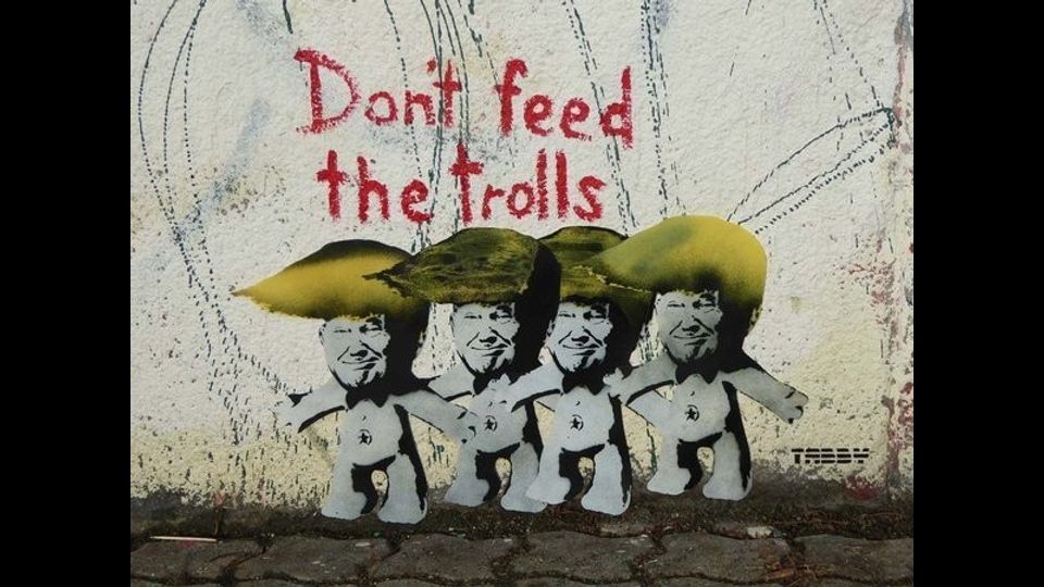Nello stesso periodo, lo street artist austriaco Tabby, dipinge su un muro di Vienna un graffito in cui Trump &egrave; raffigurato come un troll. Per 4 volte. In alto la scritta &ldquo;Don&rsquo;t Feed the Trolls&rdquo; (Non nutrire i troll). &ldquo;Trump rappresenta tutto quello che c&rsquo;&egrave; di giusto e sbagliato in America e nel mondo&rdquo;, commenta l&rsquo;artista all&rsquo;Huffinton Post. &ldquo;Incarna il Sogno americano dell&rsquo;essere super-ricco e poter dire quello che vuole, mentre allo stesso tempo &egrave; completamente disconnesso dalla realt&agrave;&rdquo;.