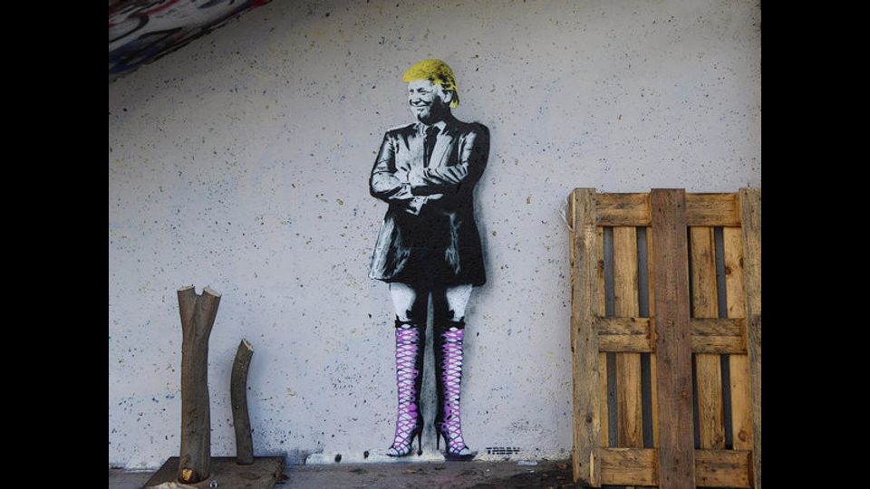 Ancora Vienna e ancora Tabby per un&rsquo;opera che raffigura Trump in autoreggenti a rete e tacchi.