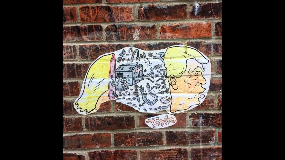 &nbsp;L&rsquo;artista canadese Toxic Theriac &lsquo;apre&rsquo; la testa di Trump su un muro di Montreal, in Canada. Dentro ci sono rottami.