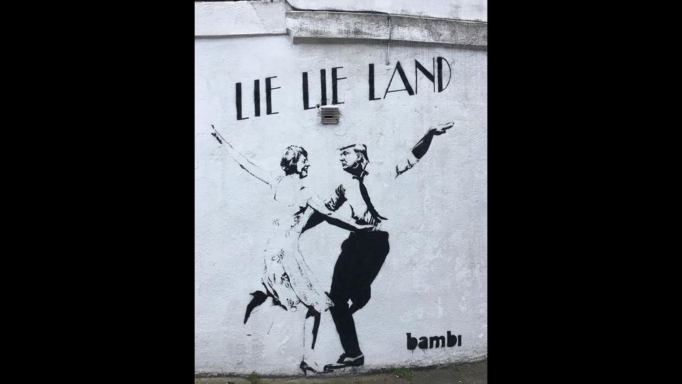 &quot;Lie Lie Land&quot; - La street artist Bambi si ispira al film vincitore di 7 Golden Globe &quot;La La Land&quot; e, nel suo ultimo murale, fa ballare Donald Trump e la premier inglese Theresa May come Ryan Gosling ed Emma Stone. Il titolo dell'opera, che ha fatto la sua comparsa a Londra, &egrave; &ldquo;Lie Lie Land&rdquo;