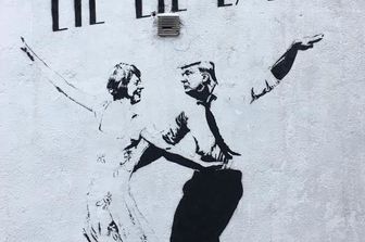 &quot;Lie Lie Land&quot; - La street artist Bambi si ispira al film vincitore di 7 Golden Globe &quot;La La Land&quot; e, nel suo ultimo murale, fa ballare Donald Trump e la premier inglese Theresa May come Ryan Gosling ed Emma Stone. Il titolo dell'opera, che ha fatto la sua comparsa a Londra, &egrave; &ldquo;Lie Lie Land&rdquo;