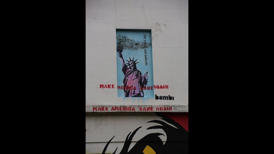 Non &egrave; la prima volta che Bambi se la prende con Trump: pochi giorni dopo le elezioni americane, l&rsquo;artista decora un muro di Camden. Il volto della statua della libert&agrave; &egrave; sostituito da un teschio, in alto campeggia la scritta &ldquo;Make America Sane Again&rdquo; (Rendiamo di nuovo sana l&rsquo;America). Di lato scende la frase &ldquo;The Woods are Burning&rdquo; (La legna sta ardendo) una citazione dal libro di Arthur Miller &ldquo;Morte di un commesso viaggiatore&rdquo;, dove la legna simboleggia il Sogno americano, i diritti e i principi della democrazia.