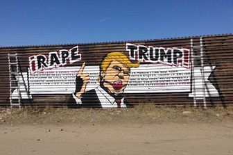 &quot;Rape Trump&quot; (Stupra Trump): &egrave; il messaggio del collettivo anarchico americano Indecline. L&rsquo;opera compare alla fine del 2015 su un muro di Tijuana, al confine col Messico.
