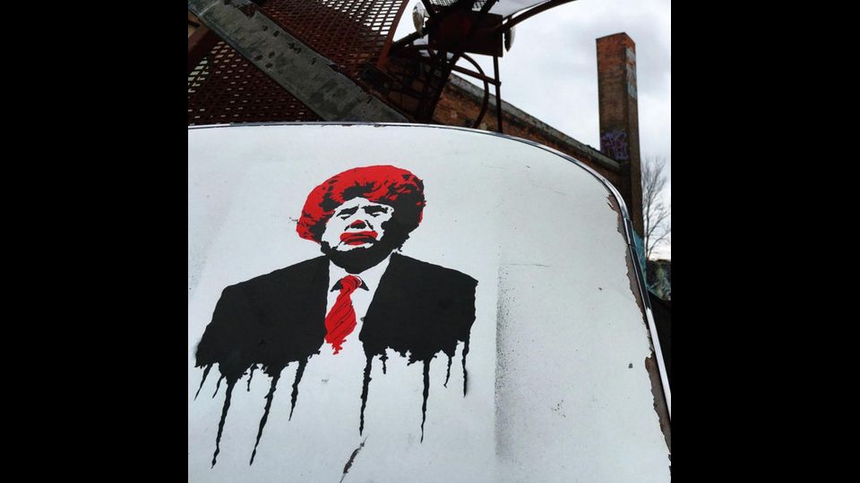Capelli rossi, naso e bocca da clown, per un artista sconosciuto Trump &egrave; un pagliaccio. Il murale decora una parete di Detroit.