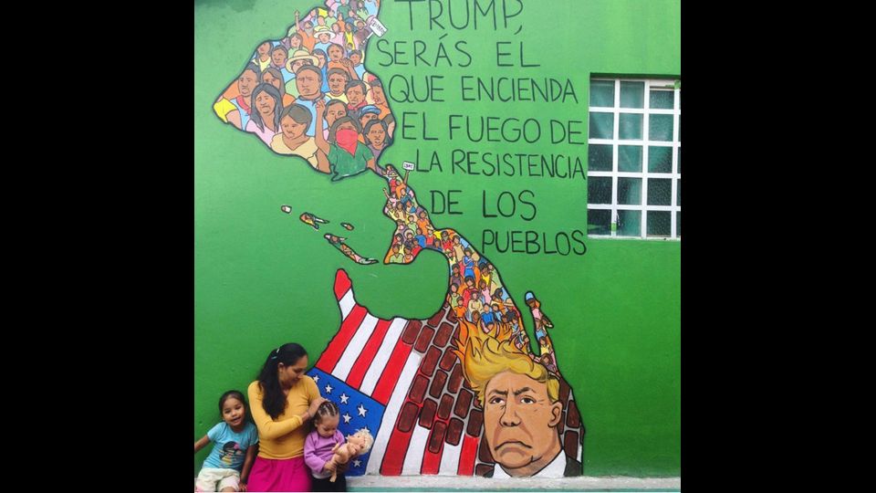 I capelli di Donald Trump prendono fuoco, superano il muro aizzano i messicani, e con loro tutti i popoli dell&rsquo;America latina. L&rsquo;opera che riempie un&rsquo;intera parete di Tenosique, Tabasco, in Messico, &egrave; di un artista sconosciuto. Il titolo &egrave; didascalico: &ldquo;Trump will be the one who lights the fire of the resistance of the people&rdquo; (Trump sar&agrave; l&rsquo;unico che accender&agrave; il fuoco della resistenza del popolo).&nbsp;