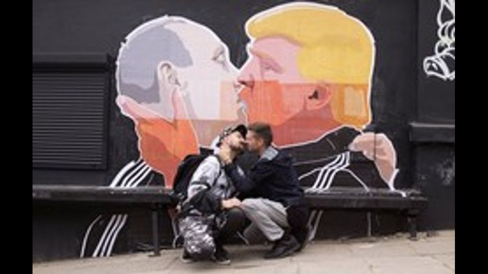 Trump e il presidente russo Vladimir Putin sono avvinghiati in un bacio appassionato: il murale dipinto da Mindaugas Bonanu fa la sua comparsa nel maggio 2016 a Vilnius, in Lituania. Le immagini fanno il giro del mondo.   &nbsp;