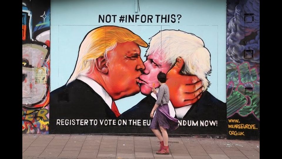 Donald Trump bacia il Segretario per gli affari esteri britannico Boris Johnson. Per i Paintsmiths, che lo dipingono, &egrave; il &ldquo;bacio della morte&rdquo;. Il murale si trova a Bristol, Inghilterra. &nbsp;