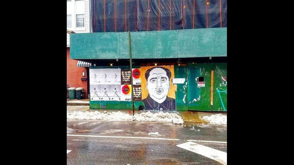 L&rsquo;artista Jacob Thomas combina il volto di Trump con il capo di Mao Zedong: il titolo &egrave; &ldquo;Il presidente Trump&rdquo;. Il murale si trova a Brooklyn.&nbsp;