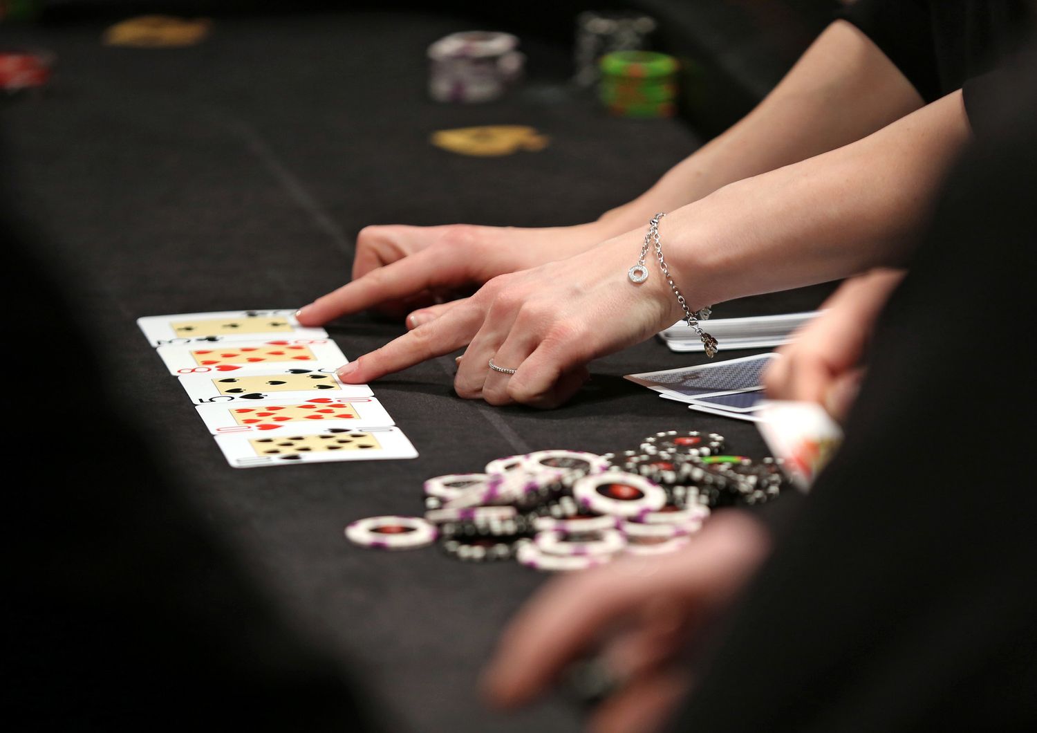 Come fa un computer a bluffare a poker (e vincere 1,7 milioni)