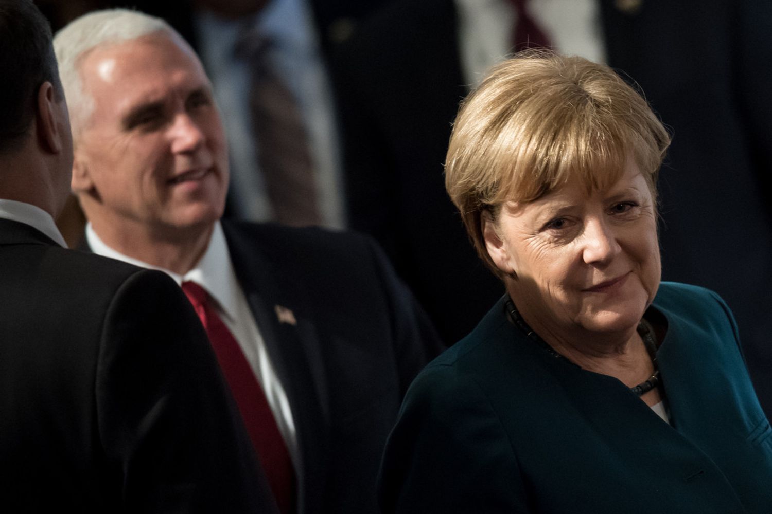 Angela Merkel e il vicepresidente USA Mike Pence (afp)&nbsp;