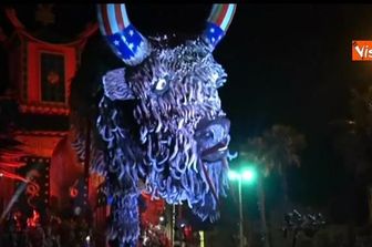 &nbsp;Grande successo per il carnevale notturno di Viareggio all&rsquo;insegna di Trump e Gabbani