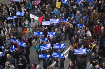 &quot;Accogliamo i rifugiati&quot;. Chi sono i 160mila di Barcellona