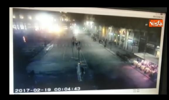 Le palme bruciate in piazza Duomo, i vandali ripresi dalle telecamere di sorveglianza&nbsp;