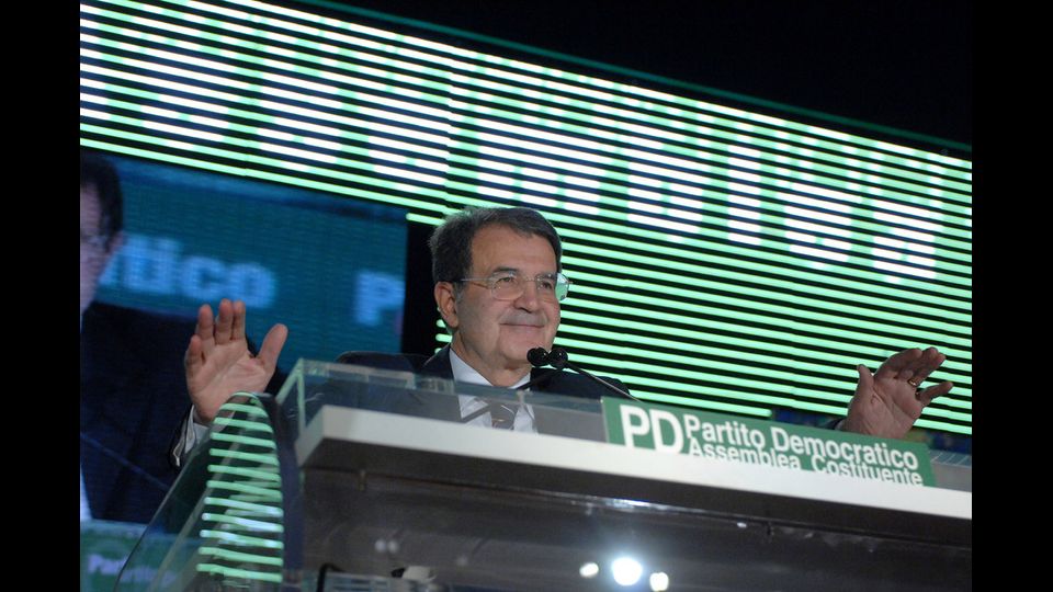 Prima assemblea costituente del Partito Democratico L'Assemblea Costituente Nazionale si insedia sabato 27 ottobre 2007 a Milano (presso il polo fieristico di Rho-Pero). I membri sono 2.858 eletti attraverso liste bloccate formate col criterio dell'alternanza uomo-donna. Il primo Presidente dell'Assemblea Costituente Nazionale &egrave; Romano Prodi, fondatore dell'Ulivo e Presidente del Consiglio dei ministri in carica