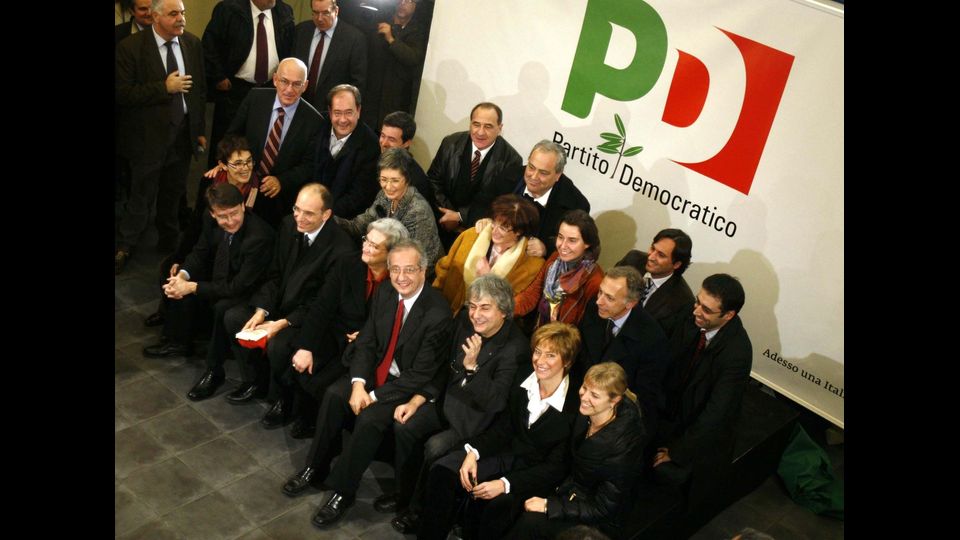 La presentazione del simbolo del Partito Democratico Il 21 novembre il PD present&ograve; il suo nuovo simbolo tricolore, elaborato dal grafico venticinquenne molisano Nicola Storto. Per Ermete Realacci, responsabile della comunicazione del partito, &laquo;il simbolo assume su di s&eacute; l'identit&agrave; nazionale con molta forza. Infatti, i tre colori rispondono a tre tradizioni diverse dell'Italia. Il verde &egrave; la tradizione laica e ambientalista, il bianco &egrave; il solidarismo cattolico, il rosso &egrave; il colore del lavoro e del socialismo &nbsp;