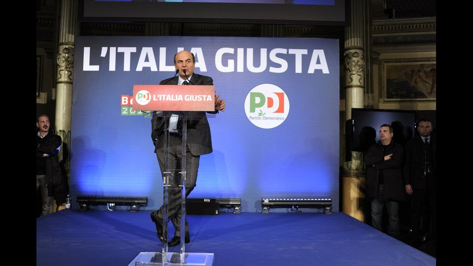 Le dimissioni di Berlusconi e l'appoggio a MontiLe elezioni politiche e regionali 2013&nbsp;Le elezioni del 2013 portano il Pd al governo ma solo per mezzo delle larghe intese. A sorpresa il M5s ottiene un clamoroso 25 per cento. Ma il risultato soddisfa solo a met&agrave;: per effetto della legge elettorale (il &quot;Porcellum&quot;, poi giudicato incostituzionale dalla Consulta), il Pd ottiene la maggioranza alla Camera ma non al Senato. Il tradimento dei 101 e la caduta di Bersani. Ma a segnare la definitiva caduta del segretario &egrave; la mancata elezione di Romano Prodi a Capo dello Stato. Dopo il cosiddetto &quot;tradimento dei 101&quot; parlamentari dem che silurano il padre dell'Ulivo nella corsa al Quirinale, favorendo la rielezione di Giorgio Napolitano, parte la resa dei conti interna. La presidente Rosy Bindi si dimette e a ruota anche Bersani. La reggenza &egrave; affidata a Guglielmo Epifani. L'incarico di governo viene dato a Enrico Letta. Il partito si prepara al congresso, che comincia a ottobre del 2013 e culmina con le primarie dell'8 dicembre&nbsp;