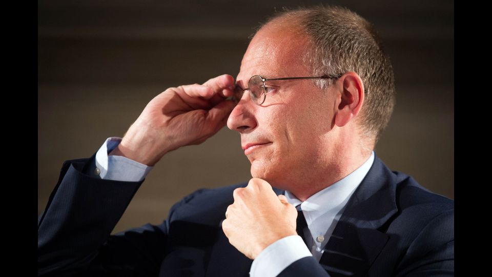 Il Governo Letta Dopo le difficolt&agrave; incontrate dal mandato esplorativo di Bersani, e le sue successive dimissioni, l'incarico di formare il governo &egrave; stato affidato ad Enrico Letta, esponente del Partito Democratico, dal presidente della Repubblica Giorgio Napolitano il 24 aprile 2013. Letta riesce a formare in pochi giorni una maggioranza formata dal PD, dal PdL e da Scelta Civica. Il Governo Letta &egrave; il 62&ordm; della Repubblica Italiana, il primo della XVII legislatura, in carica a partire dal 28 aprile 2013, giorno in cui ha prestato giuramento. La fiducia &egrave; stata ottenuta sia alla Camera che al Senato, rispettivamente il 29 e il 30 aprile&nbsp;