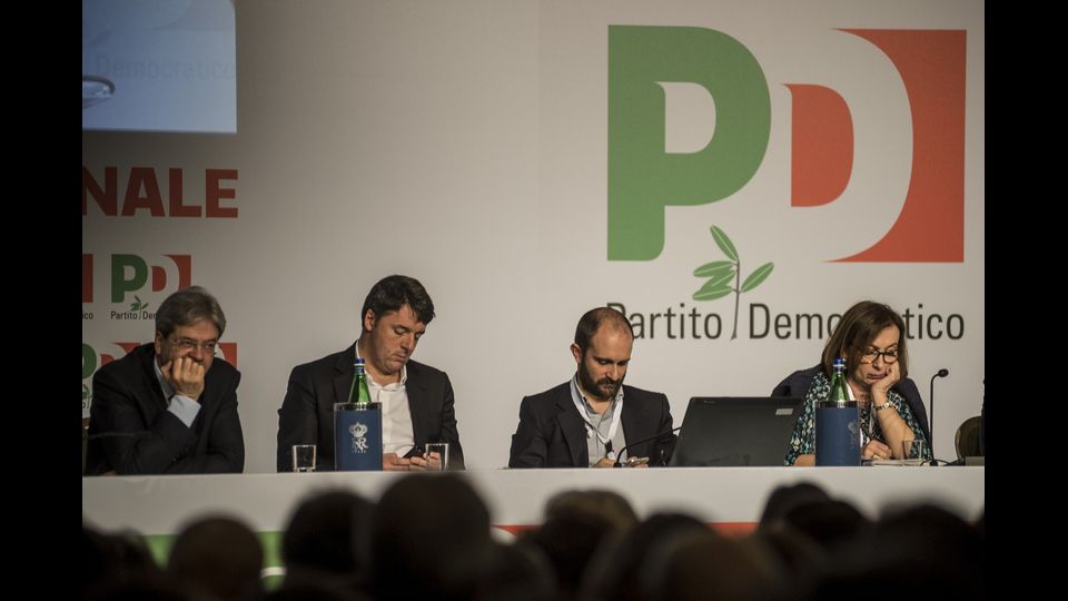 Referendum costituzionale e le dimissioni di RenziIl governo Renzi va avanti per 1024 giorni e cade dopo la sconfitta al referendum costituzionale del 4 dicembre 2016. Il Presidente della Repubblica d&agrave; l'incarico di formare un nuovo governo a Paolo Gentiloni. All'assemblea del 19 febbraio 2017 Matteo Renzi si dimette da segretario del Pd. Parte della minoranza dem annuncia che lascer&agrave; il partito