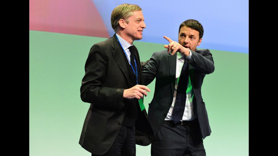 Renzi, dal Patto del Nazareno a Palazzo ChigiLa sfida &egrave; fra il bersaniano Gianni Cuperlo e Matteo Renzi, che gi&agrave; era stato battuto da Bersani nelle precedenti primarie del centrosinistra. Questa volta il sindaco di Firenze vince con il 67,5% dei voti e diventa segretario del partito. Le dimissioni di Gianni Cuperlo da presidente del partito Il 21 gennaio 2014 il presidente del Partito Democratico Gianni Cuperlo annuncia le sue dimissioni dopo il contrasto con il segretario Matteo Renzi riguardo alla discussione sulla Riforma della Legge Elettorale&nbsp;