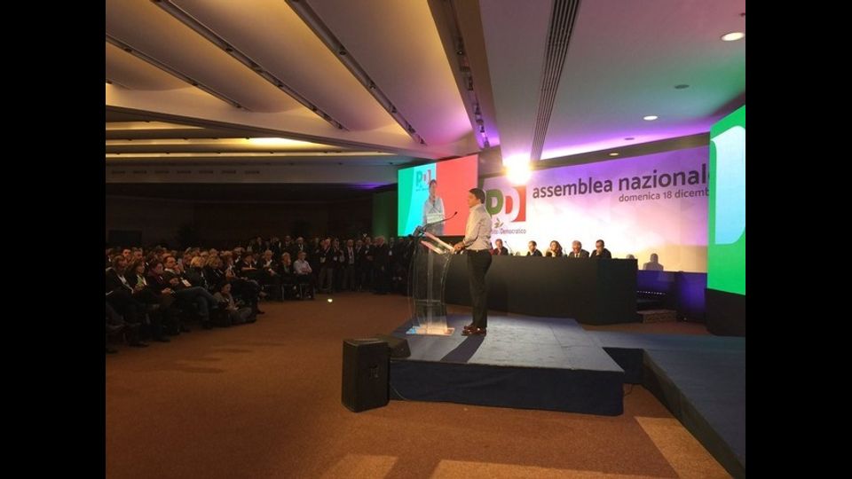 Matteo Renzi diventa presidente del ConsiglioIl 13 febbraio 2014 il premier Enrico Letta viene sfiduciato da una mozione di Matteo Renzi nella Direzione Nazionale del Partito Democratico, con un documento in cui si chiedeva un cambio dell'esecutivo; Letta si dimette il giorno dopo. Il 17 febbraio seguente, Renzi riceve quindi l'incarico dal presidente della Repubblica Giorgio Napolitano di formare un nuovo &quot;governo di larghe intese&quot;&nbsp;