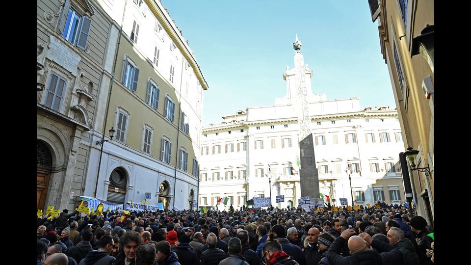 Le immagini delle proteste in questi giorni a Roma contro Uber e le direttive Bolkestein (Afp)&nbsp;