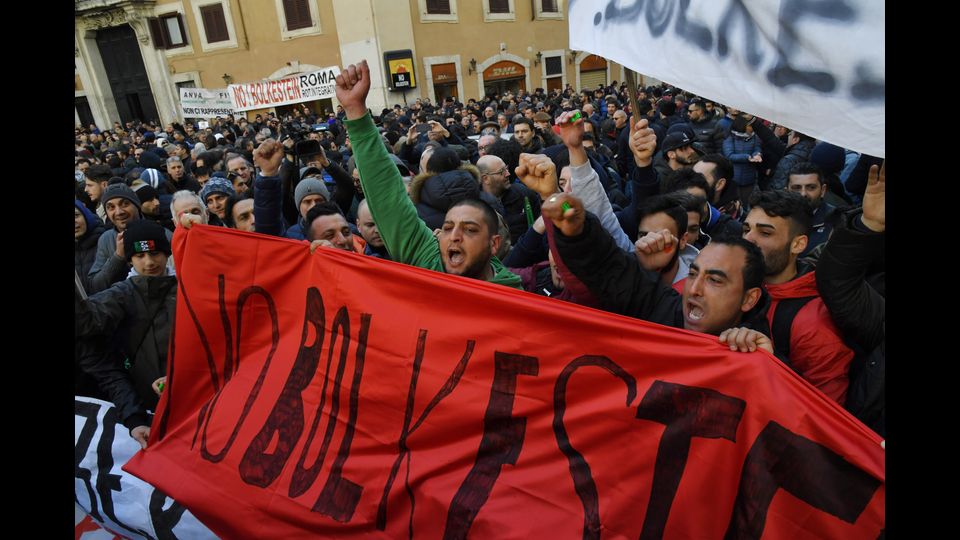 Le immagini delle proteste in questi giorni a Roma contro Uber e le direttive Bolkestein (Afp)&nbsp;