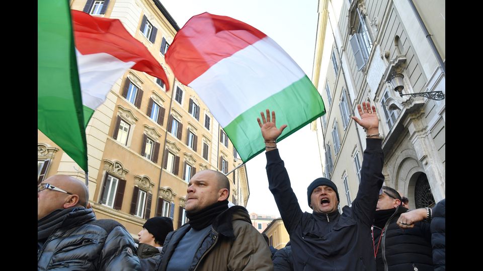 Le immagini delle proteste in questi giorni a Roma contro Uber e le direttive Bolkestein (Afp)&nbsp;