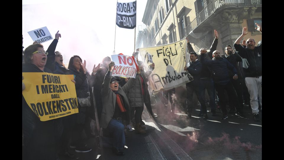 Le immagini delle proteste in questi giorni a Roma contro Uber e le direttive Bolkestein (Afp)&nbsp;