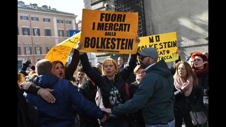 Le immagini delle proteste in questi giorni a Roma contro Uber e le direttive Bolkestein (Afp)&nbsp;