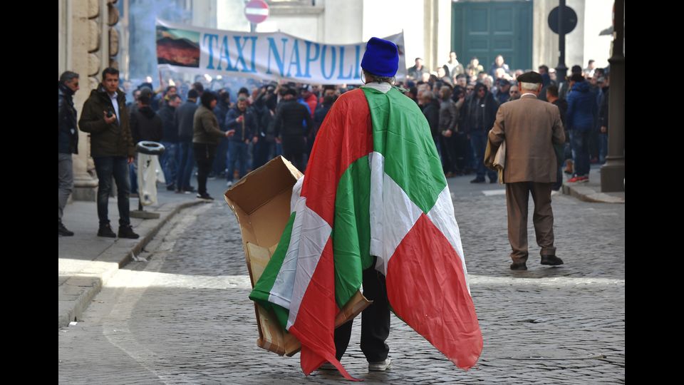 Le immagini delle proteste in questi giorni a Roma contro Uber e le direttive europee Bolkestein (Afp) &nbsp;