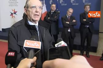 Il ministro dell'Economia Pier Carlo Padoan all'uscita dall'Ecofin a Bruxelles