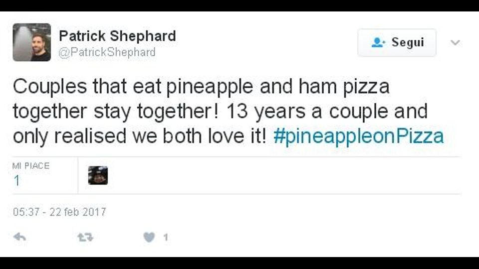 Coppie che mangiano pizza con ananas e prosciutto insieme restano insieme! 13 anni insieme per renderci conto che entrambi la adoriamo!