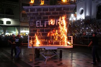 &nbsp;Carnevale in Messico, si brucia il muro di Trump (Afp)