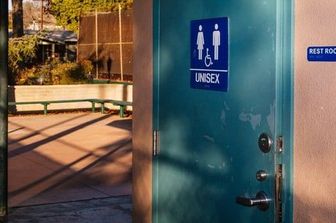 Donald Trump torna a far discutere: la nuova amministrazione ha revocato le linee guida introdotte da Barack Obama nel maggio 2016 che permettevano ai transgender nelle scuole di scegliere bagni e spogliatoi a seconda della propria inclinazione sessuale, indipendentemente dal sesso biologico.&nbsp;