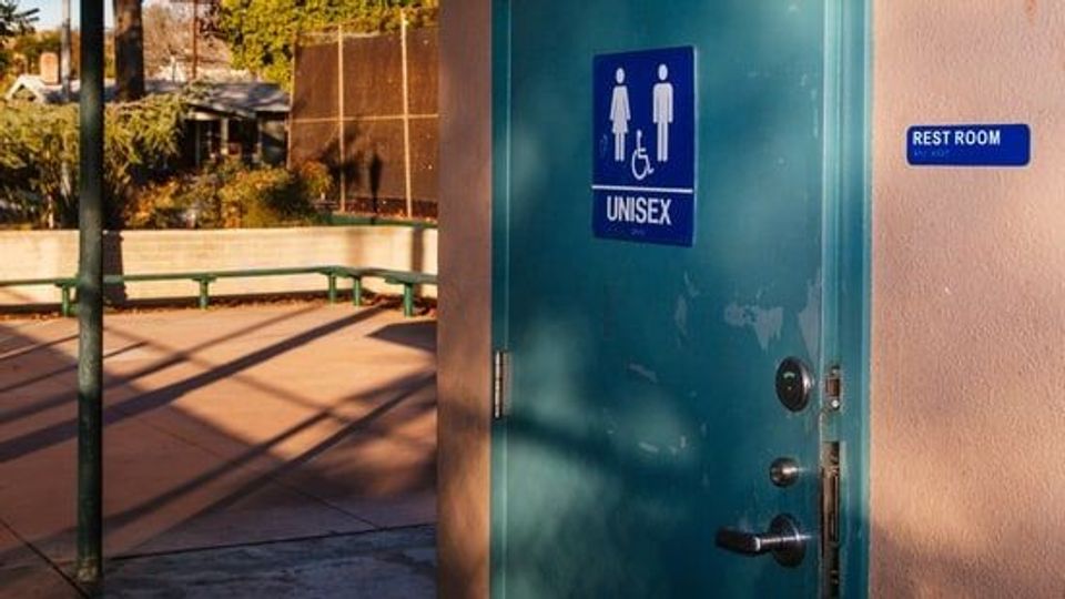 Donald Trump torna a far discutere: la nuova amministrazione ha revocato le linee guida introdotte da Barack Obama nel maggio 2016 che permettevano ai transgender nelle scuole di scegliere bagni e spogliatoi a seconda della propria inclinazione sessuale, indipendentemente dal sesso biologico.&nbsp;