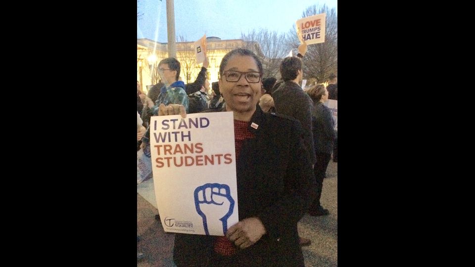 La novit&agrave; ha gi&agrave; provocato un&rsquo;ondata di proteste a Washington: &ldquo;E&rsquo; un attacco contro centinaia di migliaia di studenti che semplicemente vogliono essere trattati con dignit&agrave; nelle ore in cui sono a scuola&rdquo;, ha dichiarato Mara Keisling, direttore del Centro nazionale per l&rsquo;uguaglianza dei trasgender (The National Center for Transgender Equality).&nbsp;