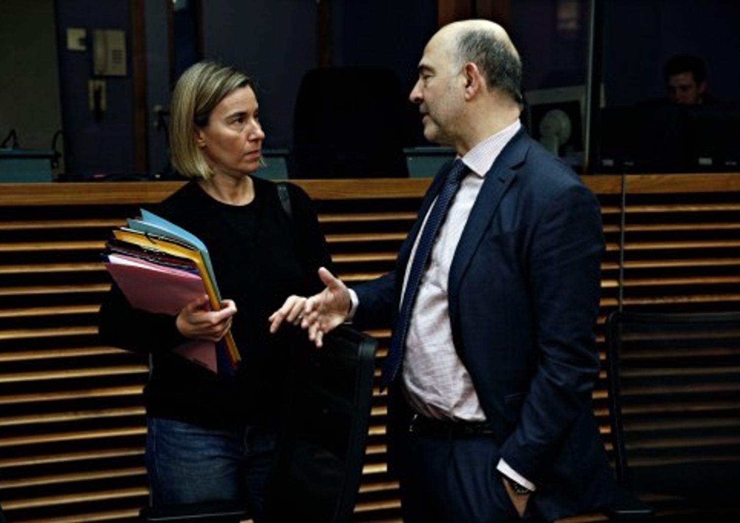 Federica Mogherini con Pierre Moscovici a Bruxelles il 22 febbraio&nbsp;